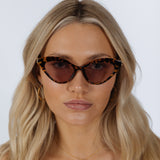 Cat-Eye Sunglasses with Thin Chain Arm Tortoise