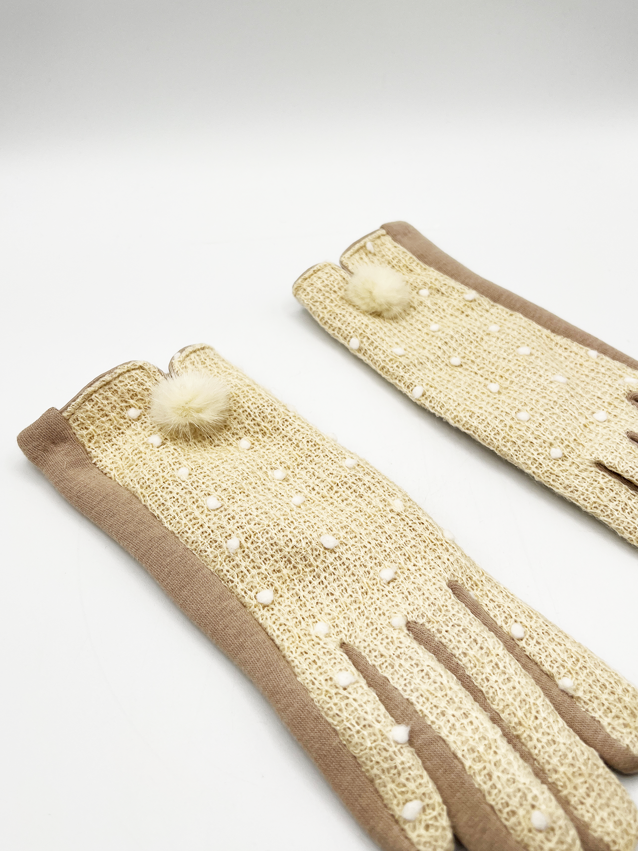 Beige crochet gloves with Pom Pom - svnx