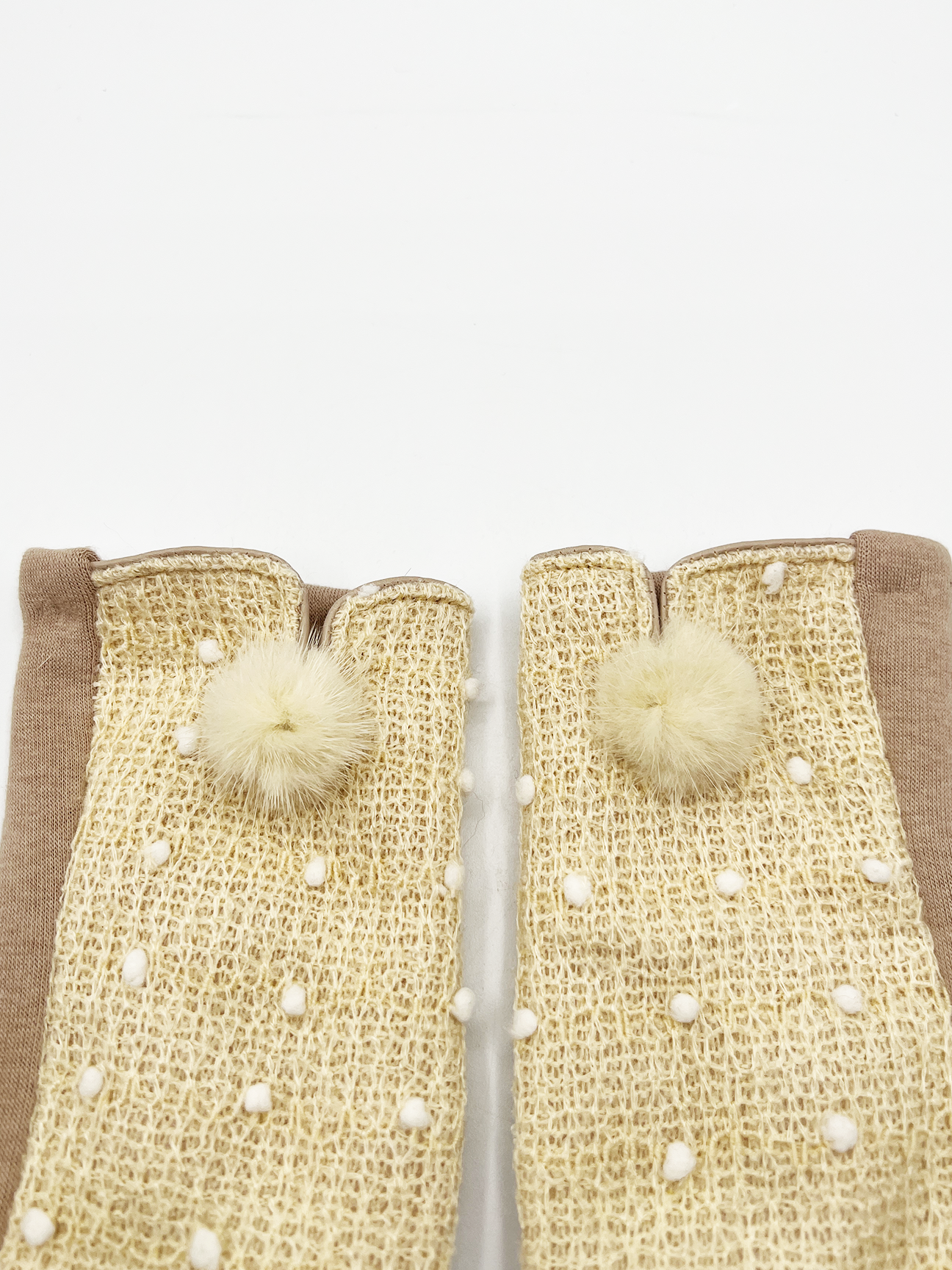 Beige crochet gloves with Pom Pom - svnx