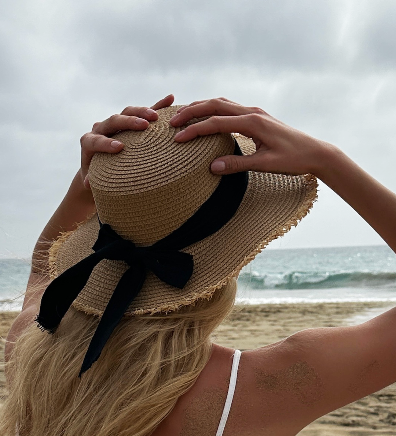 Straw Hat With Black Ribbon Bow - svnx