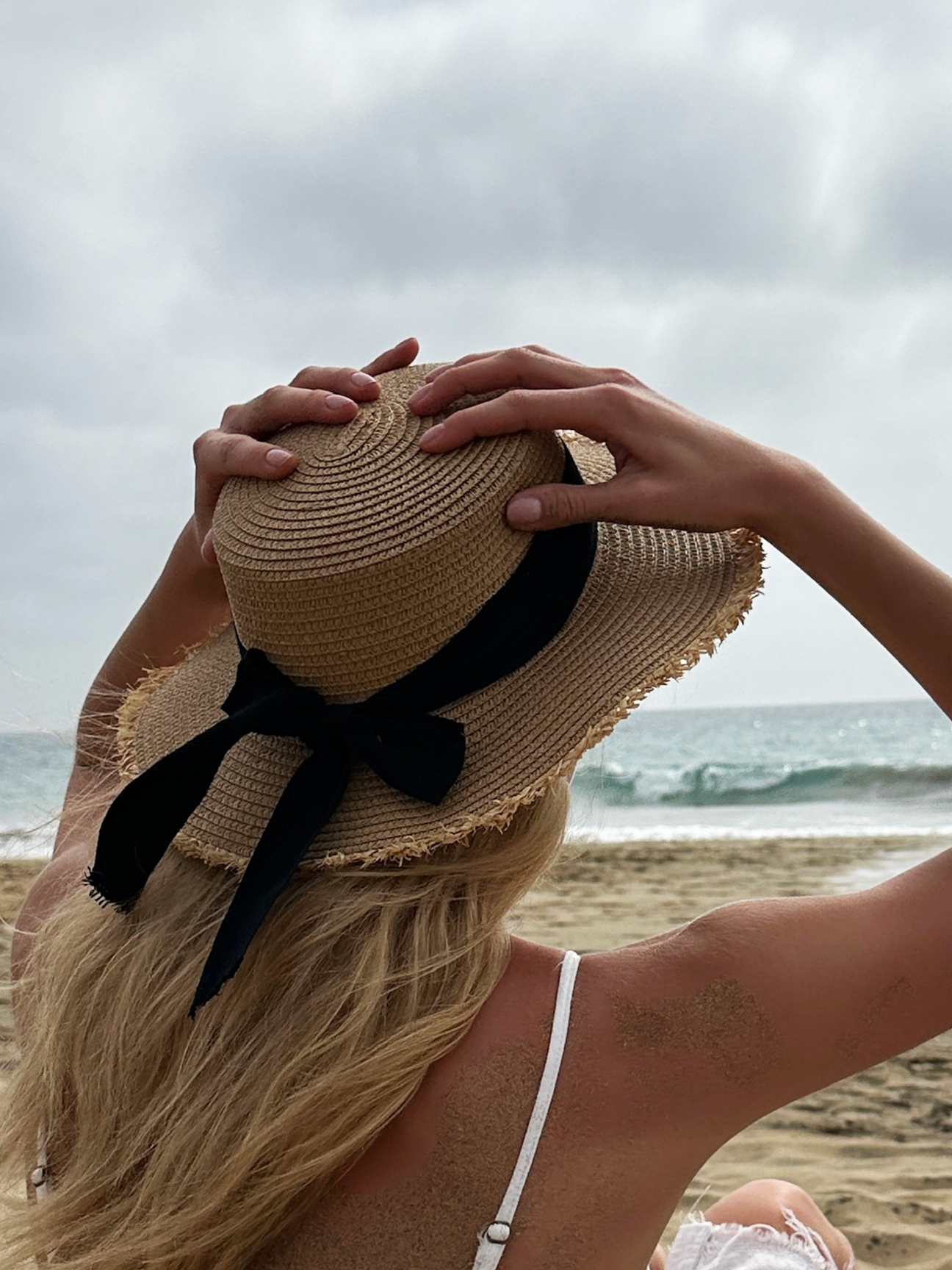 Straw Hat With Black Ribbon Bow - svnx