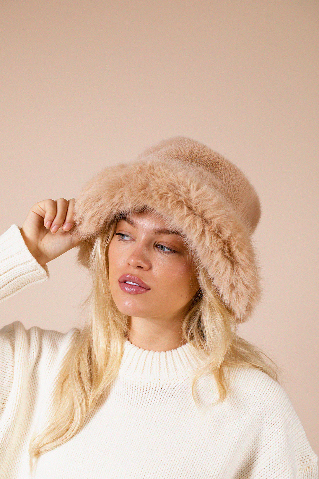 Faux Fur Bucket Hat In Beige - svnx