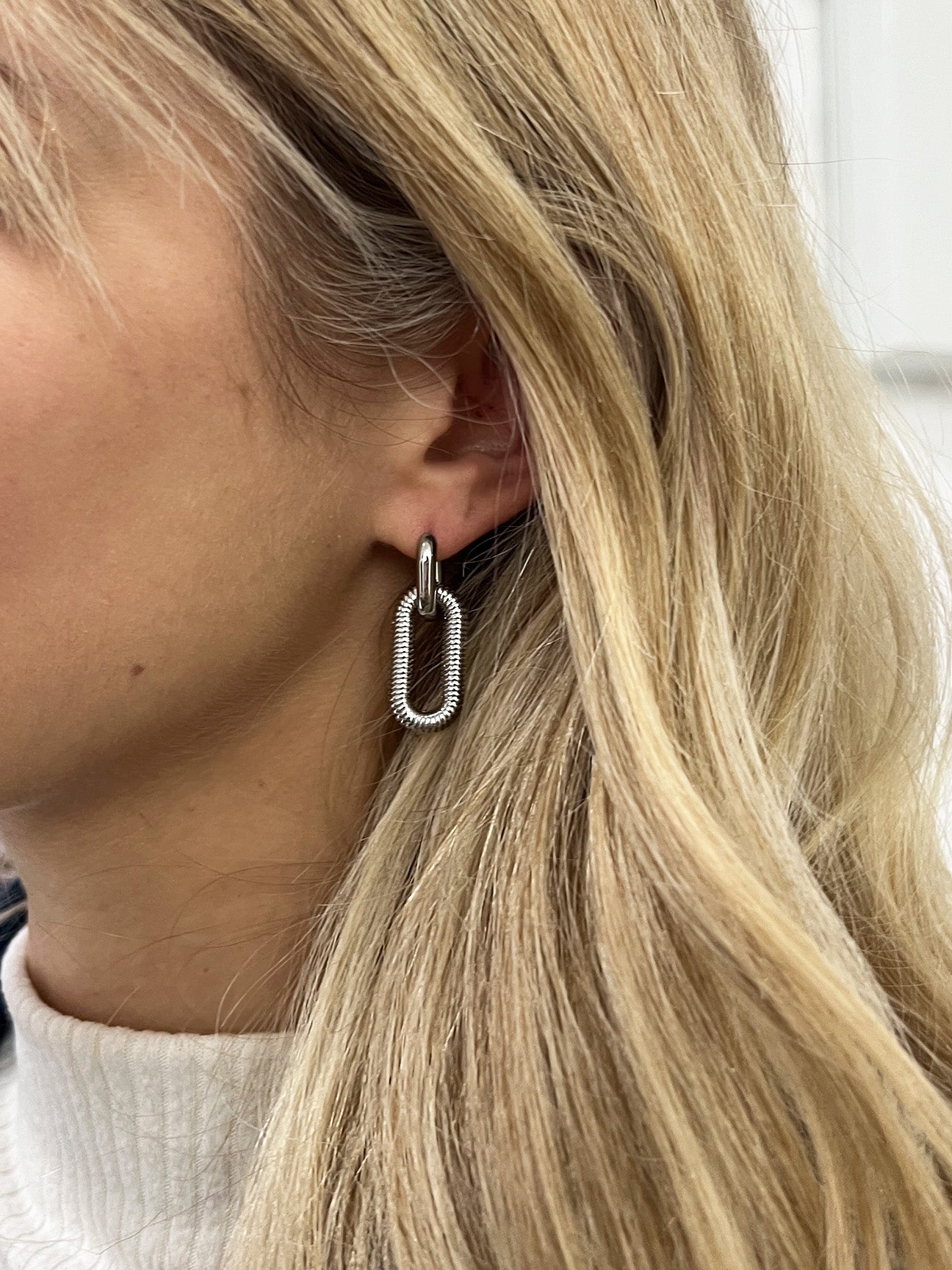 Ribbed Oval Hoop Earrings in Silver - svnx