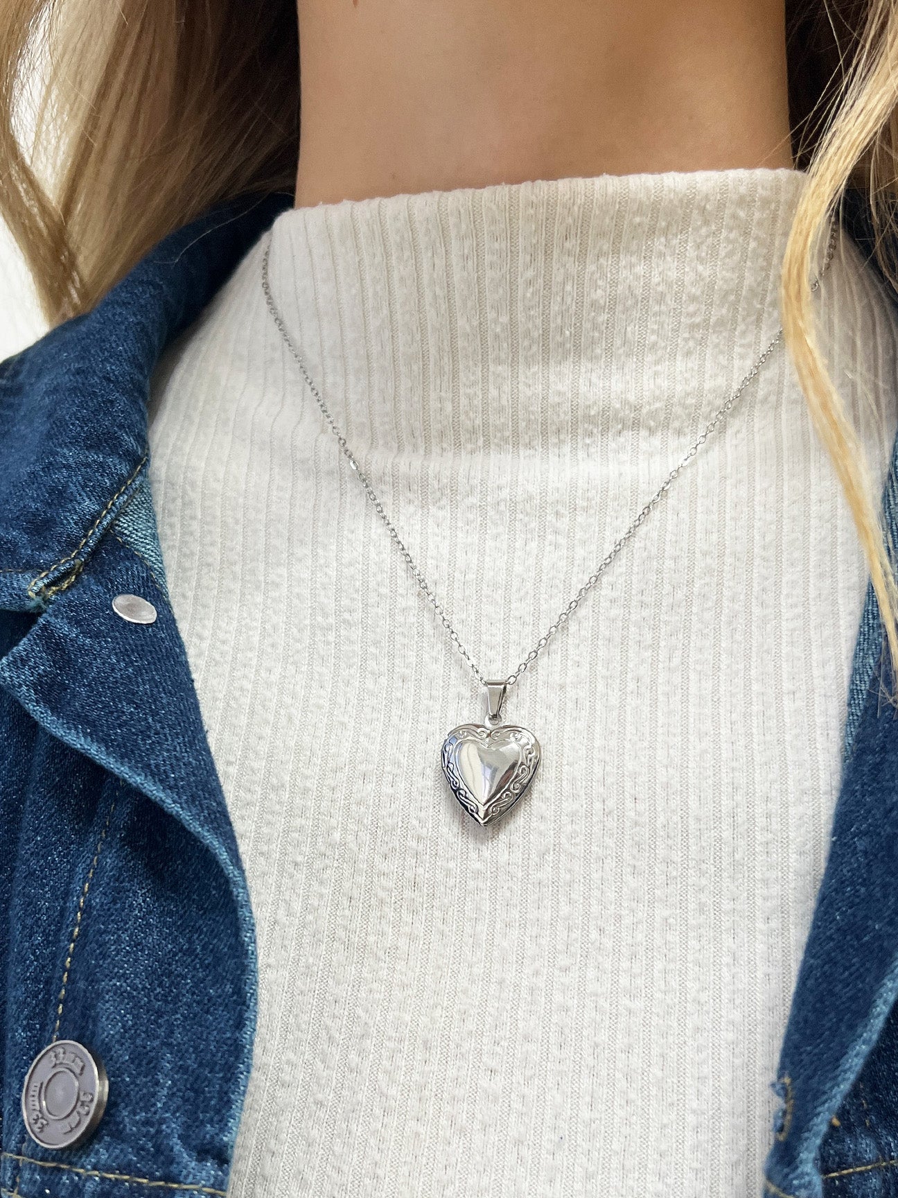 Small Heart Locket Necklace in Silver - Gift Boxed - svnx