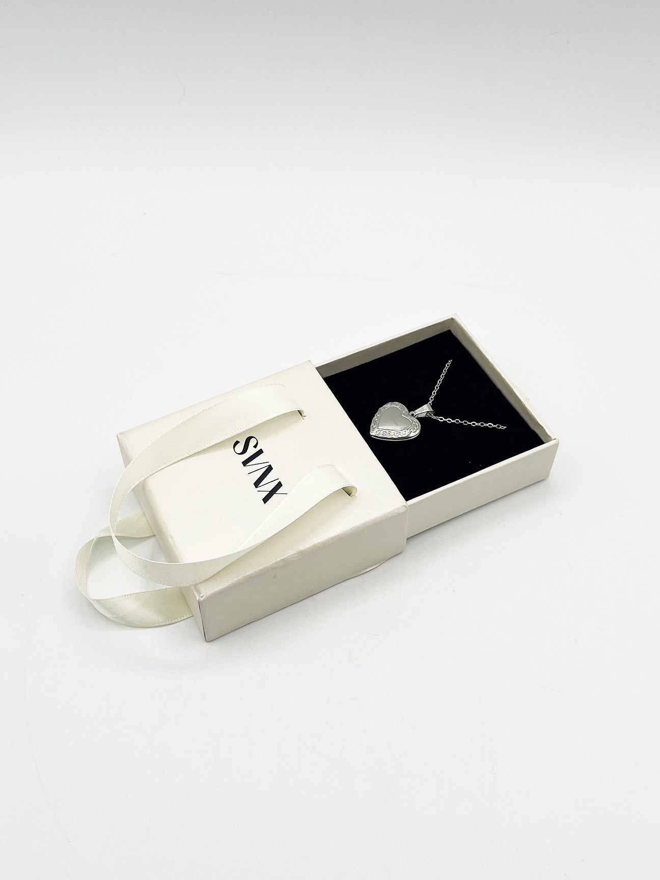 Large Heart Pendant Locket Necklace in Silver - Gift Boxed - svnx
