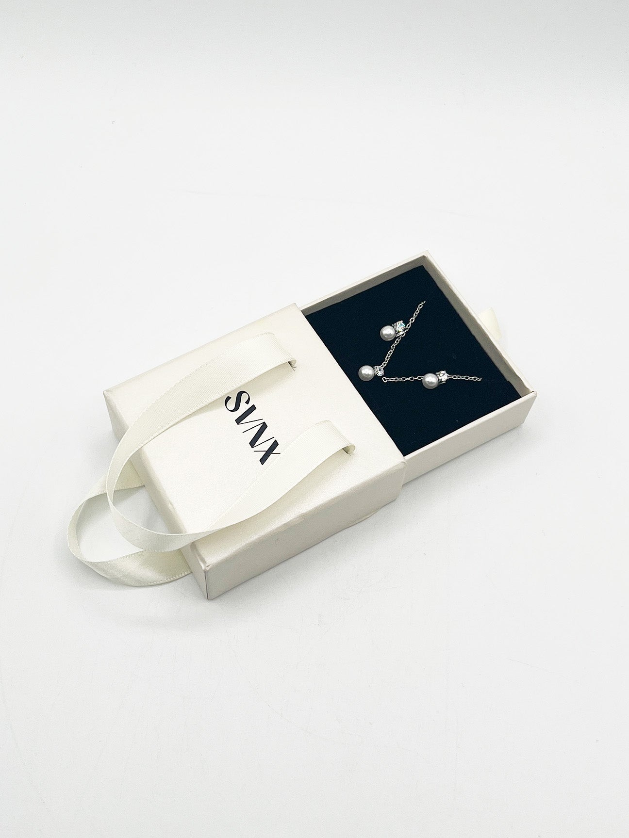 Mini Pearl Diamante Necklace and Earrings Set in Silver - svnx