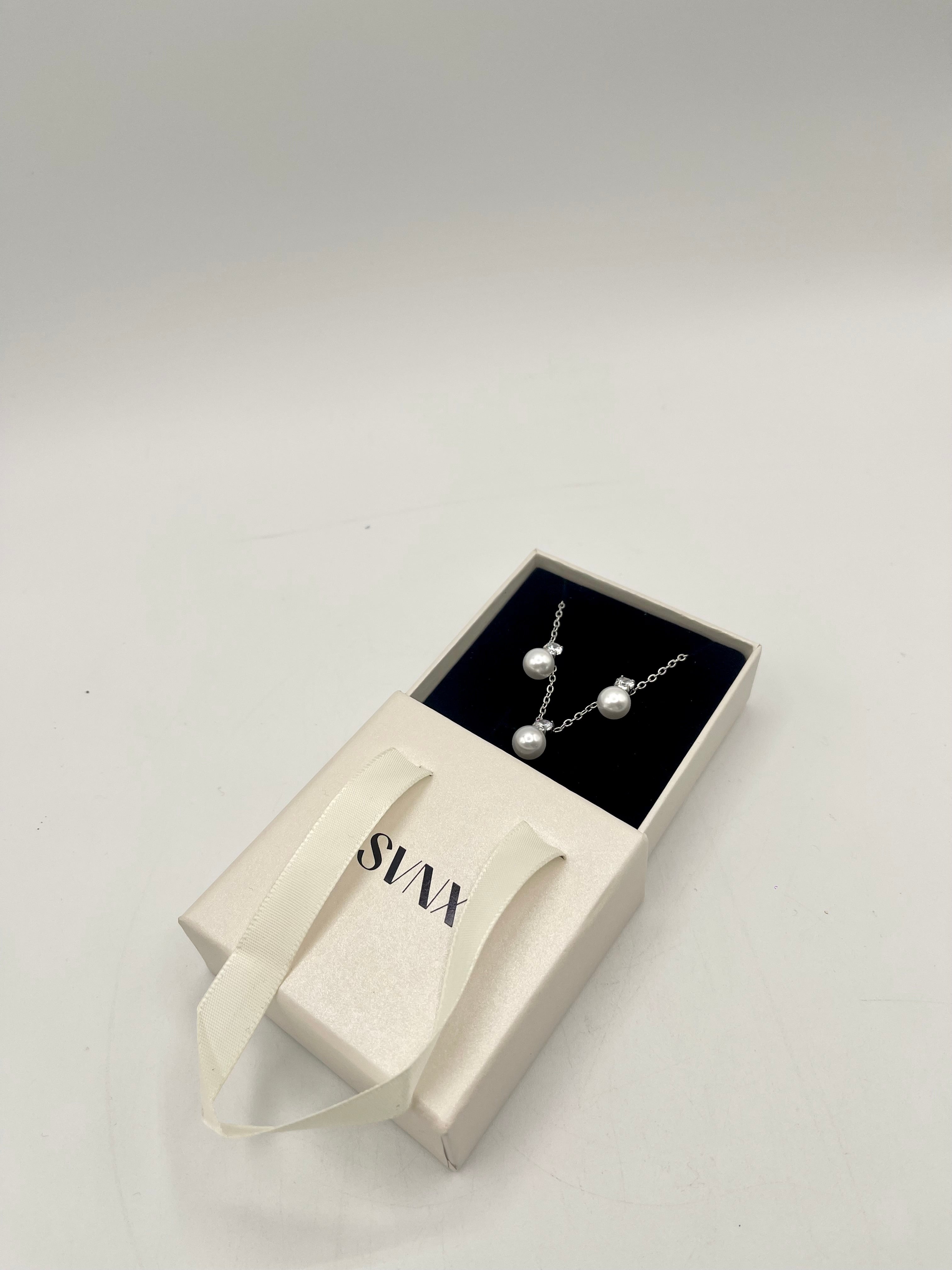 Pearl Diamante Earrings & Necklace Set in Silver - svnx