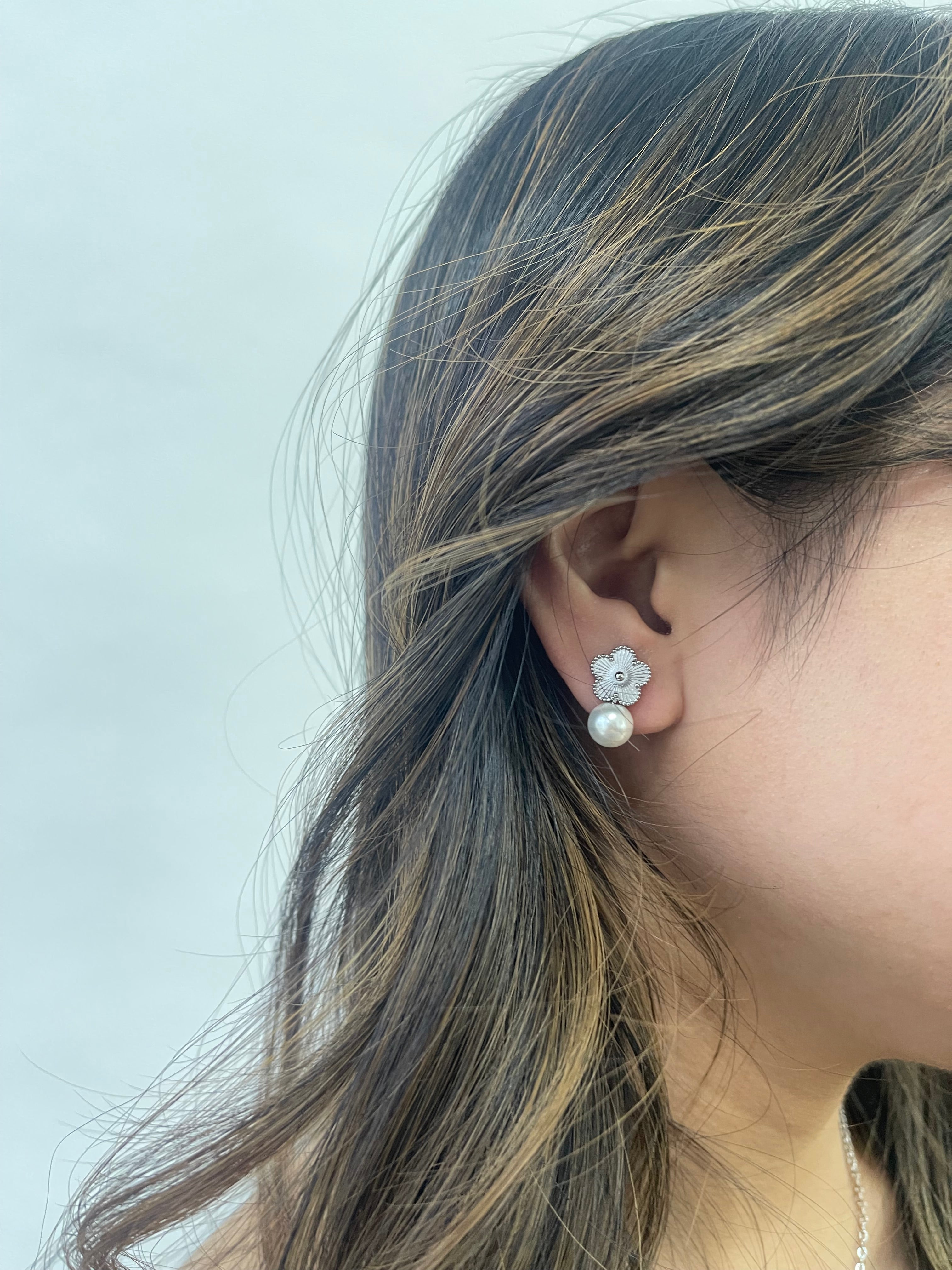 Floral Pearl Stud Earrings in Silver - svnx