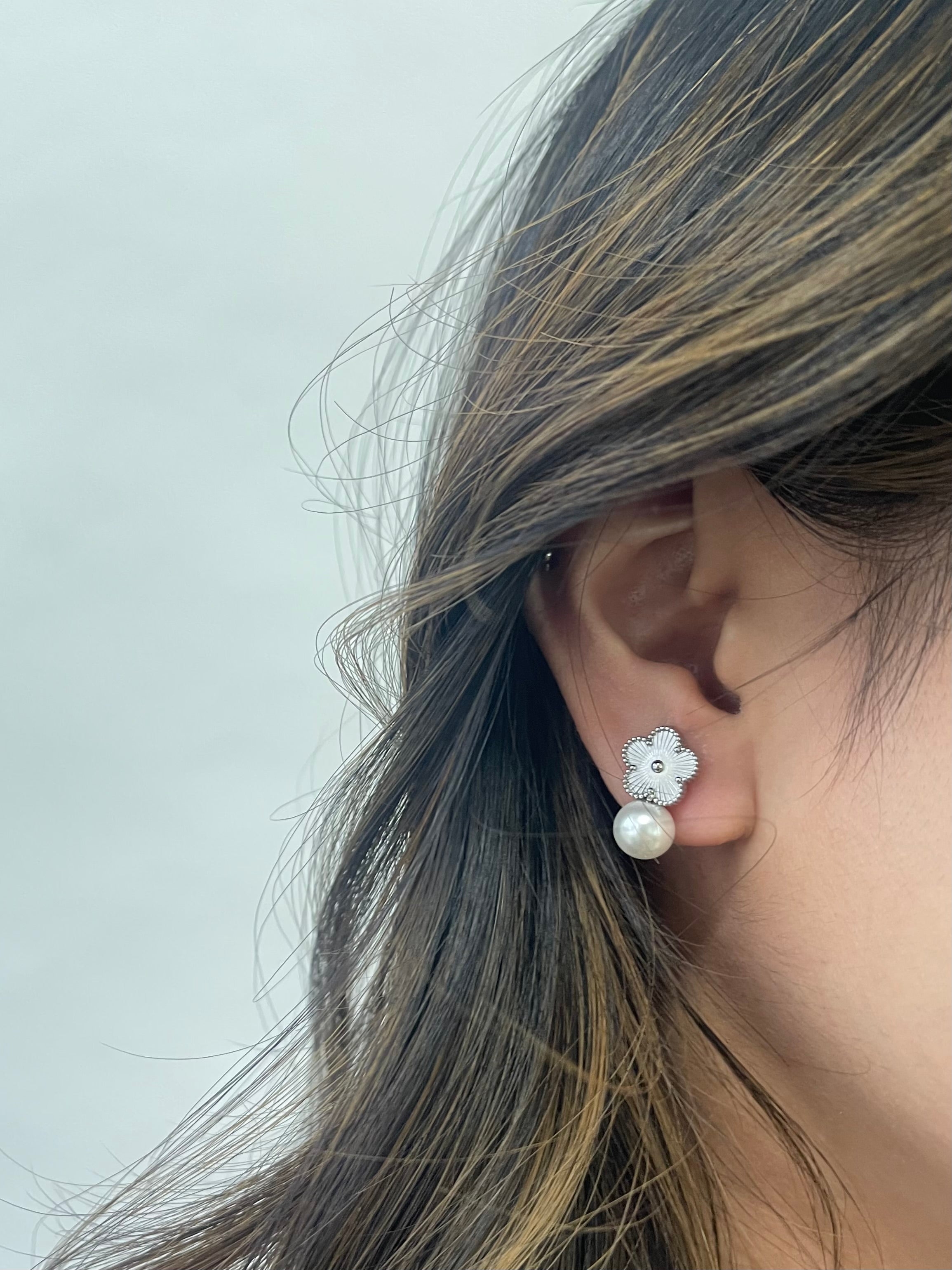 Floral Pearl Stud Earrings in Silver - svnx