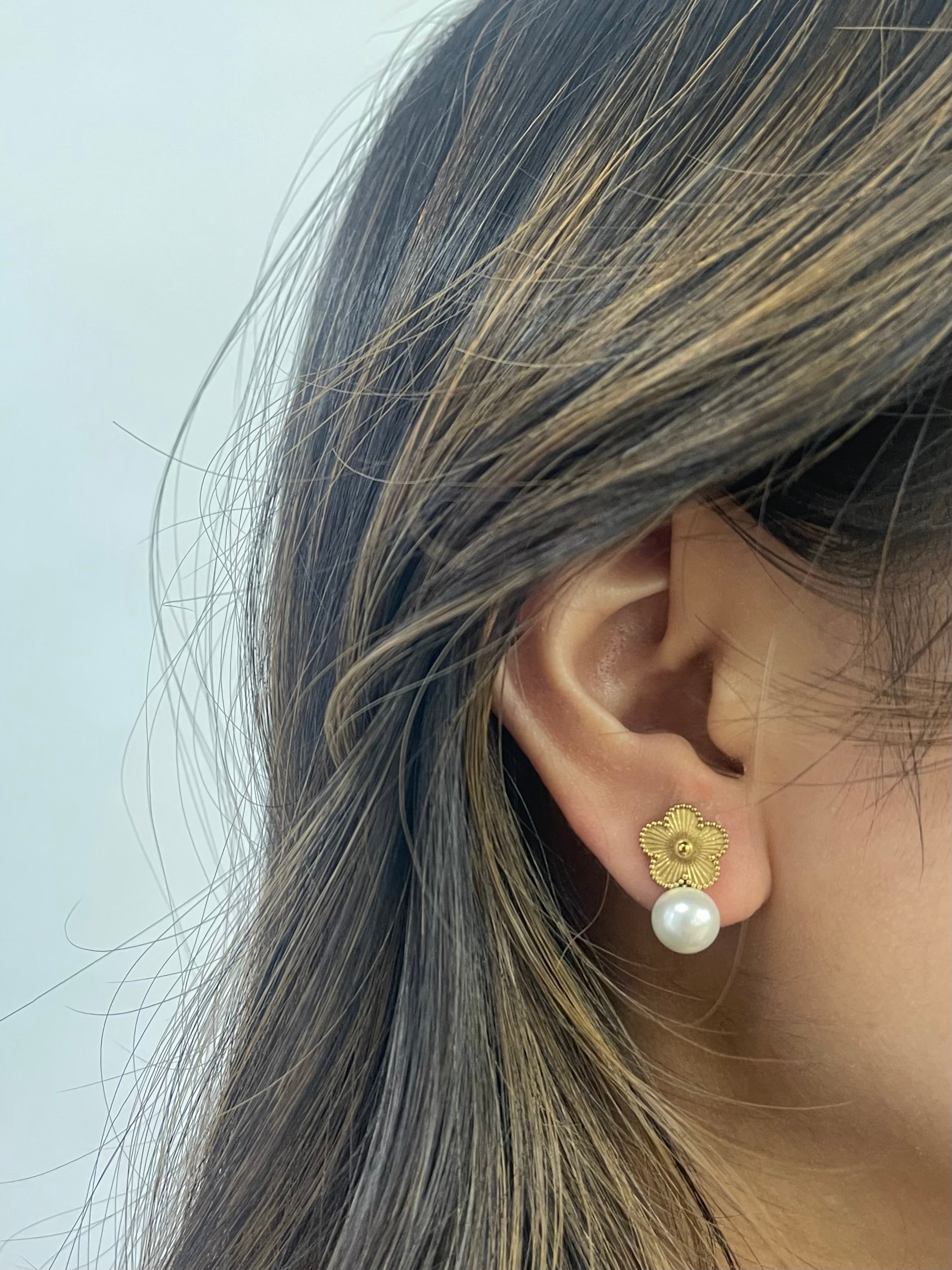 Floral Pearl Stud Earrings in Gold - svnx