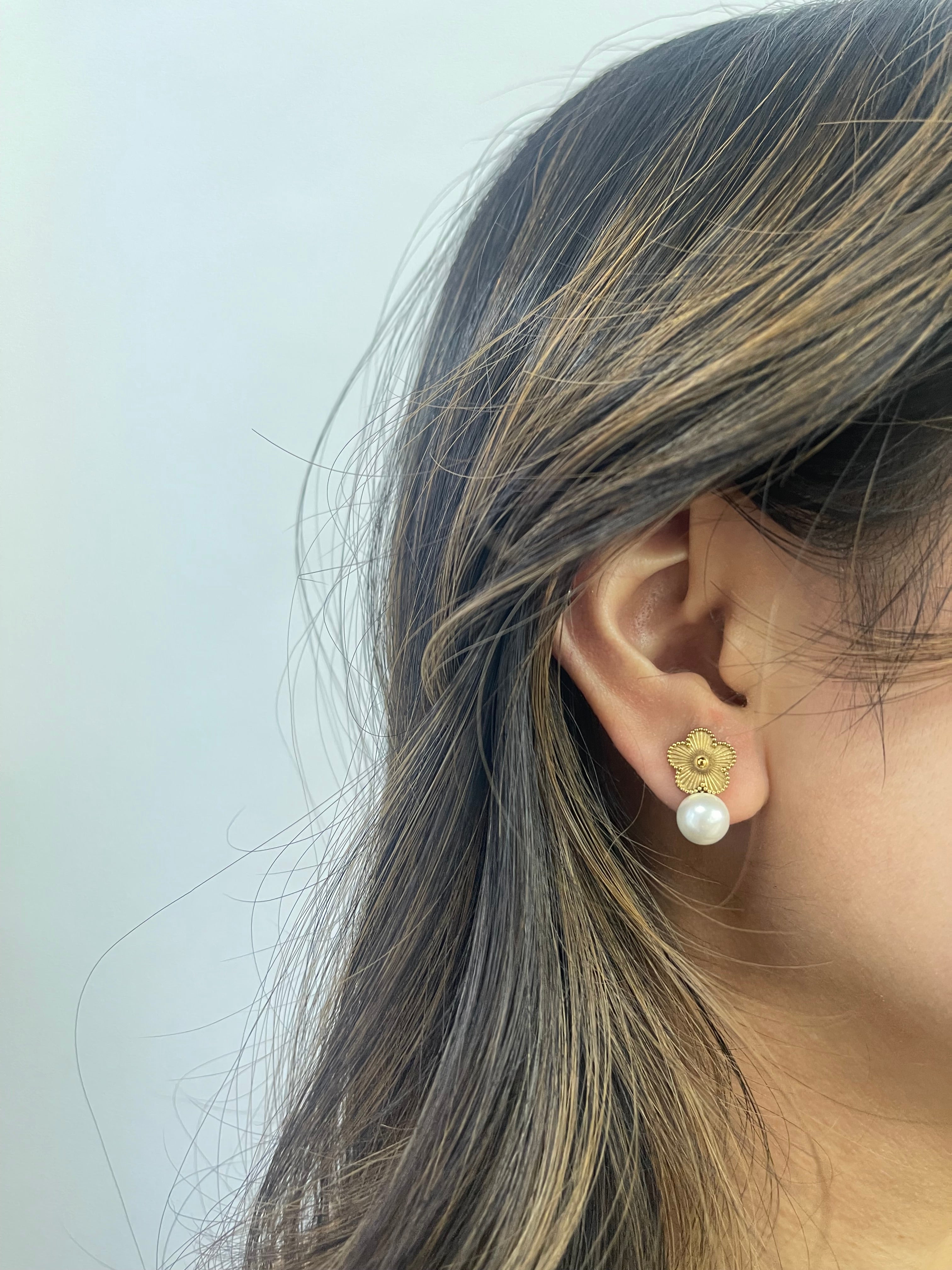 Floral Pearl Stud Earrings in Gold - svnx