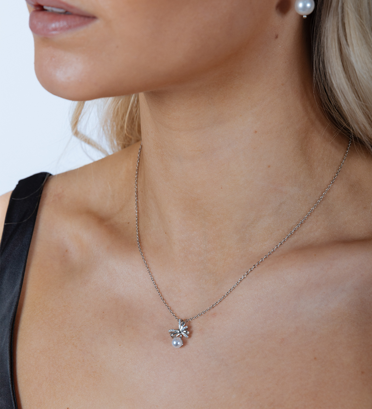 Dainty Bow Pearl Pendant Necklace - svnx