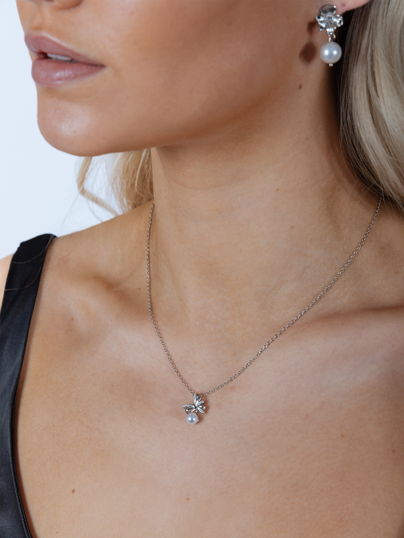 Dainty Bow Pearl Pendant Necklace - svnx