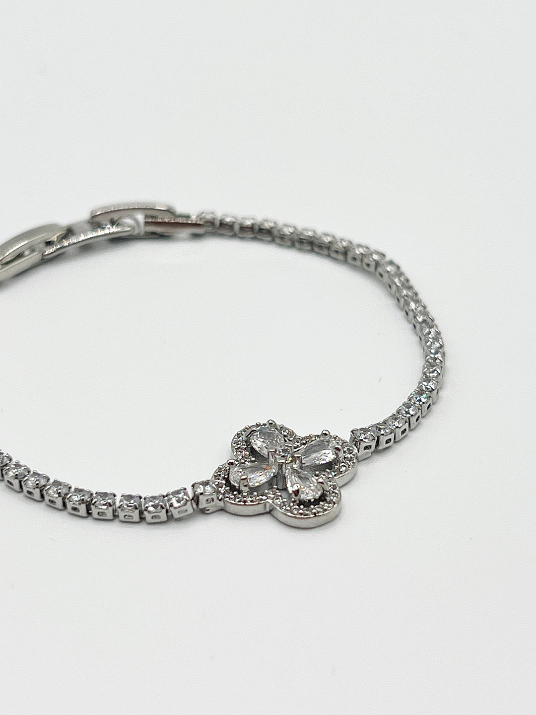 Clover Diamante Bracelet In Silver - Gift Boxed - svnx