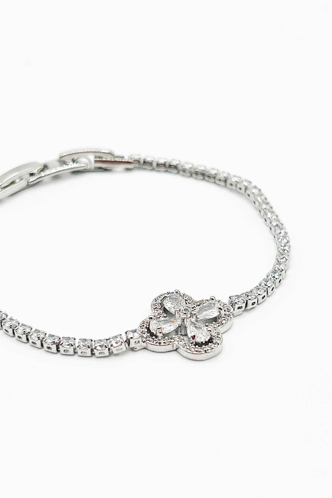 Clover Diamante Bracelet In Silver - Gift Boxed - svnx