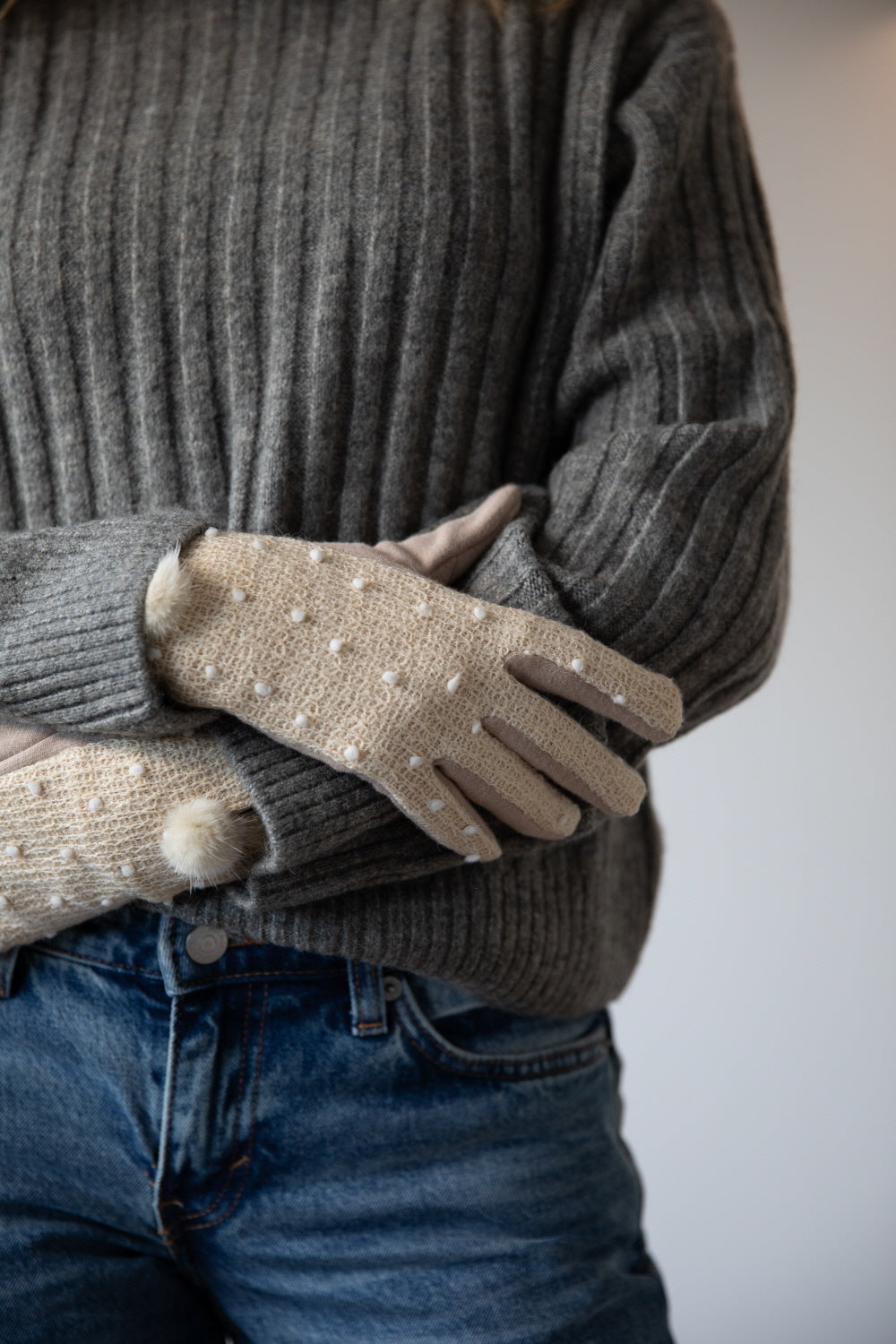 Beige crochet gloves with Pom Pom - svnx