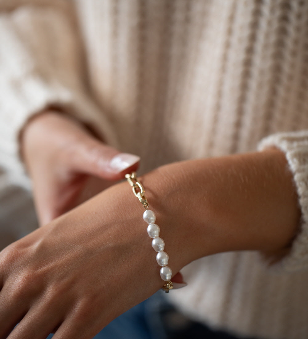 Gold Bracelet with pearl detail - svnx