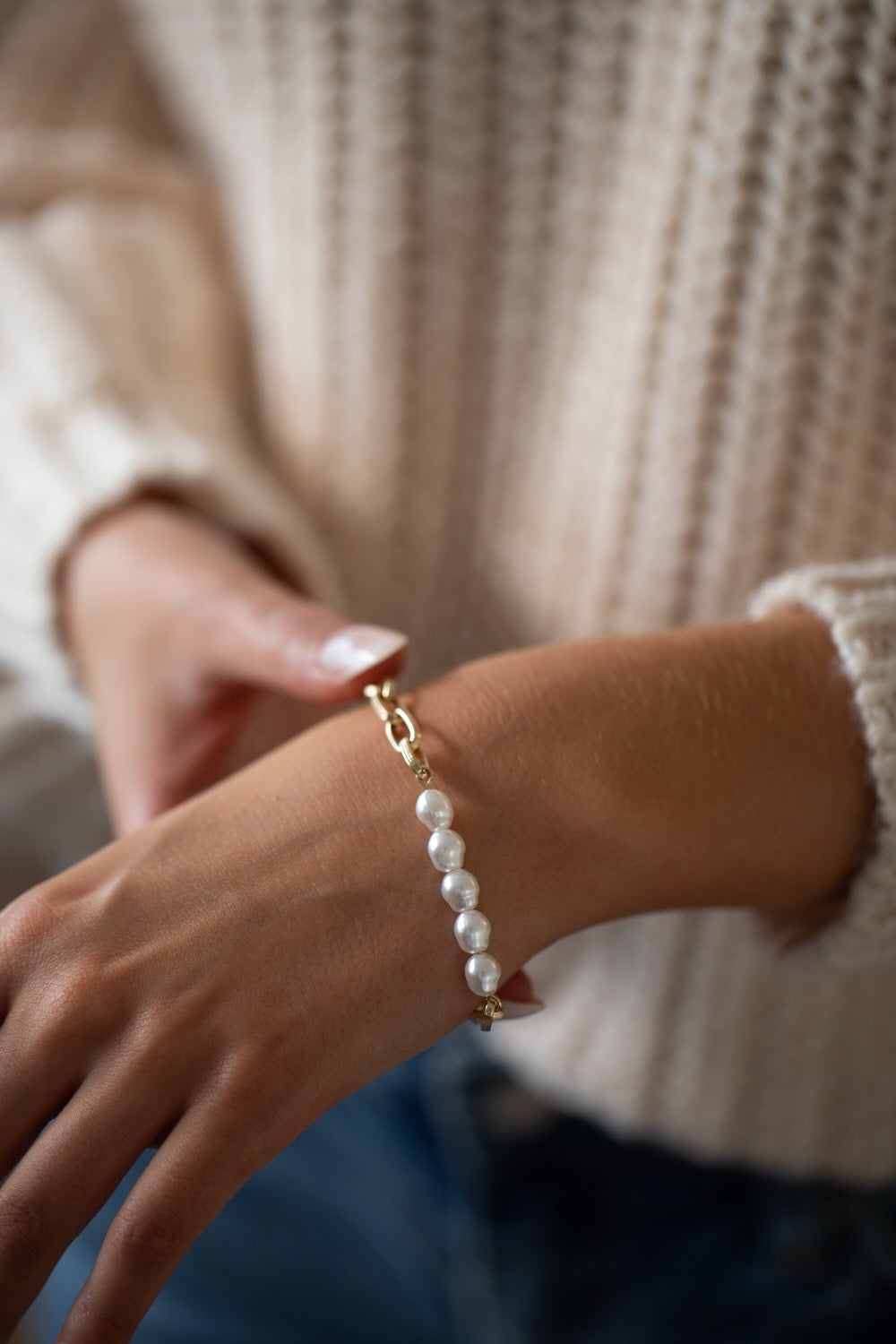 Gold Bracelet with pearl detail - svnx
