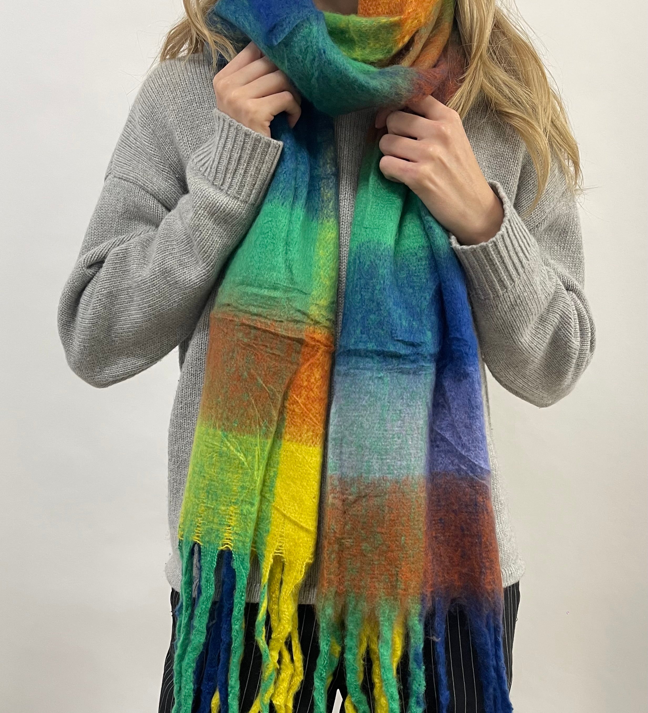 Soft Chunky Checked Scarf with Tassels in Blue Multi - svnx