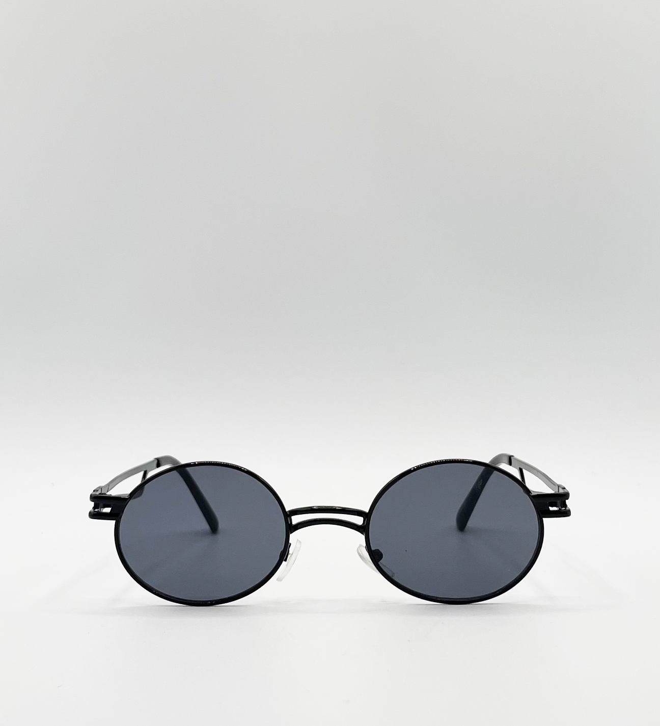 Retro Round Sunglasses in Black - svnx
