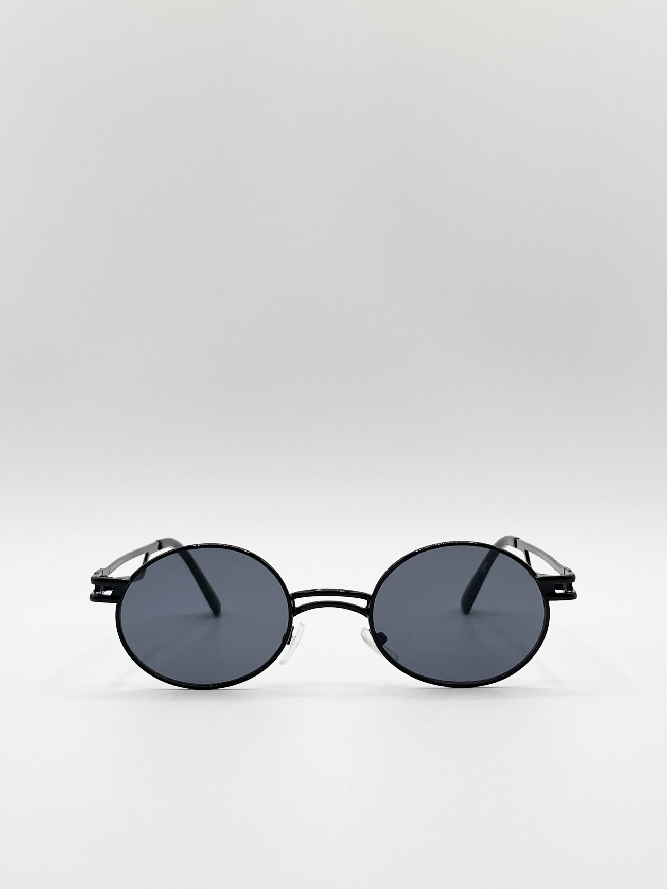 Retro Round Sunglasses in Black - svnx
