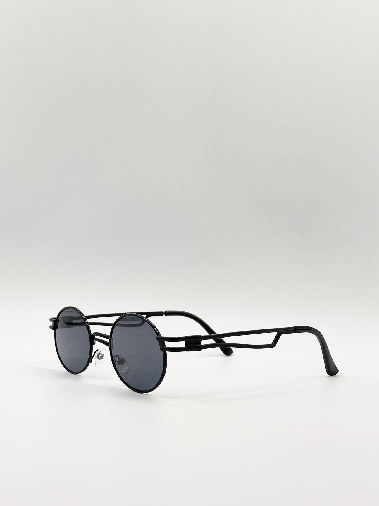 Retro Round Sunglasses in Black - svnx