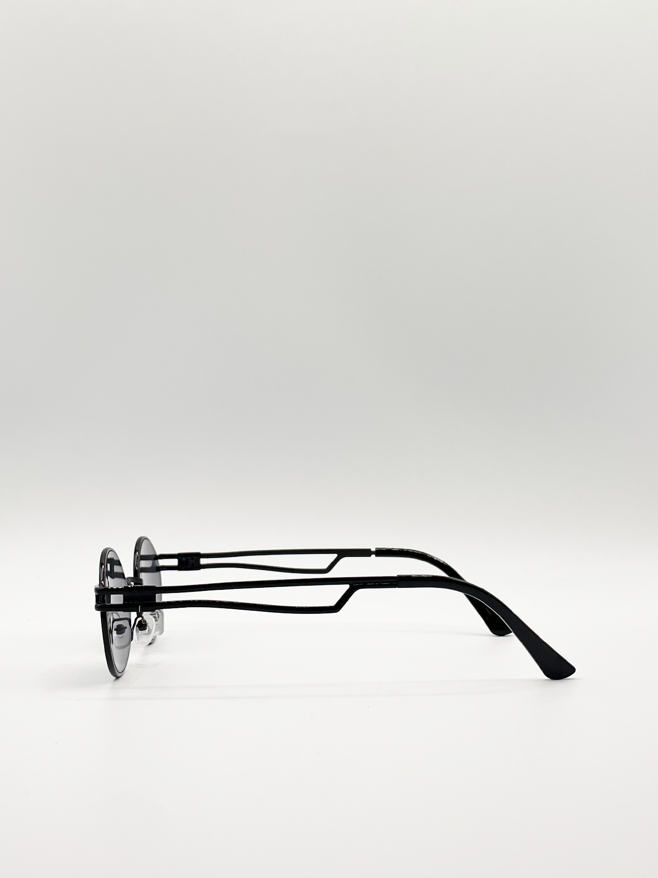 Retro Round Sunglasses in Black - svnx