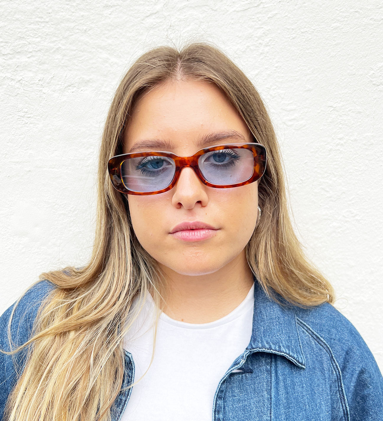Rectangle plastic frame sunglasses with coloured lenses - svnx