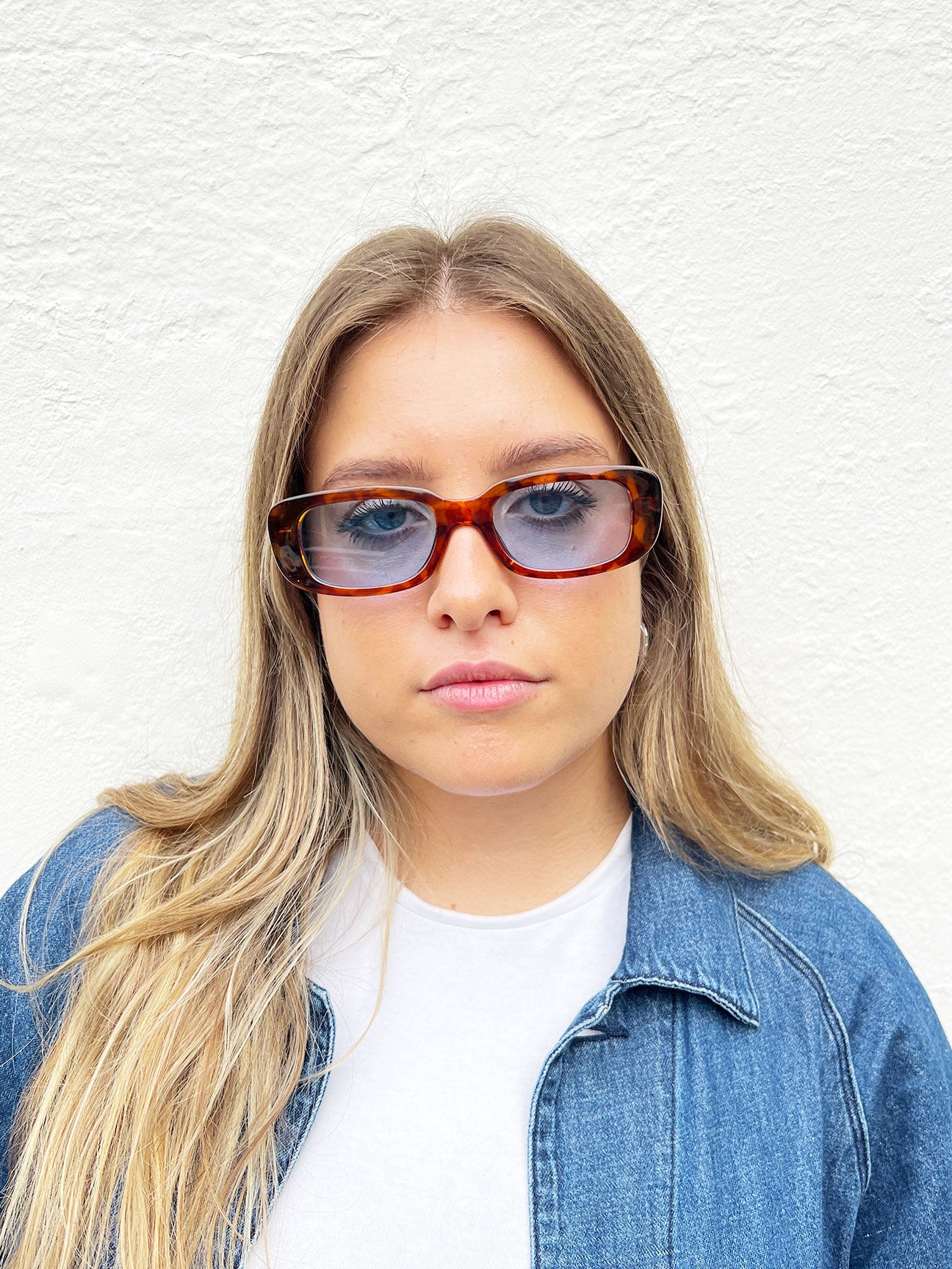 Rectangle plastic frame sunglasses with coloured lenses - svnx