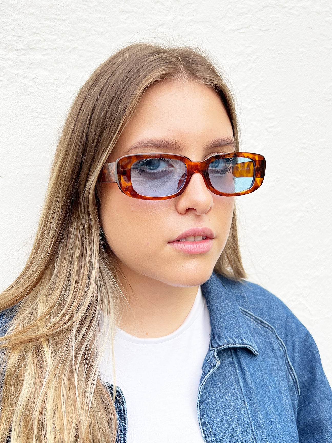 Rectangle plastic frame sunglasses with coloured lenses - svnx