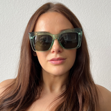 Clear plastic frame cat eye style sunglasses - svnx