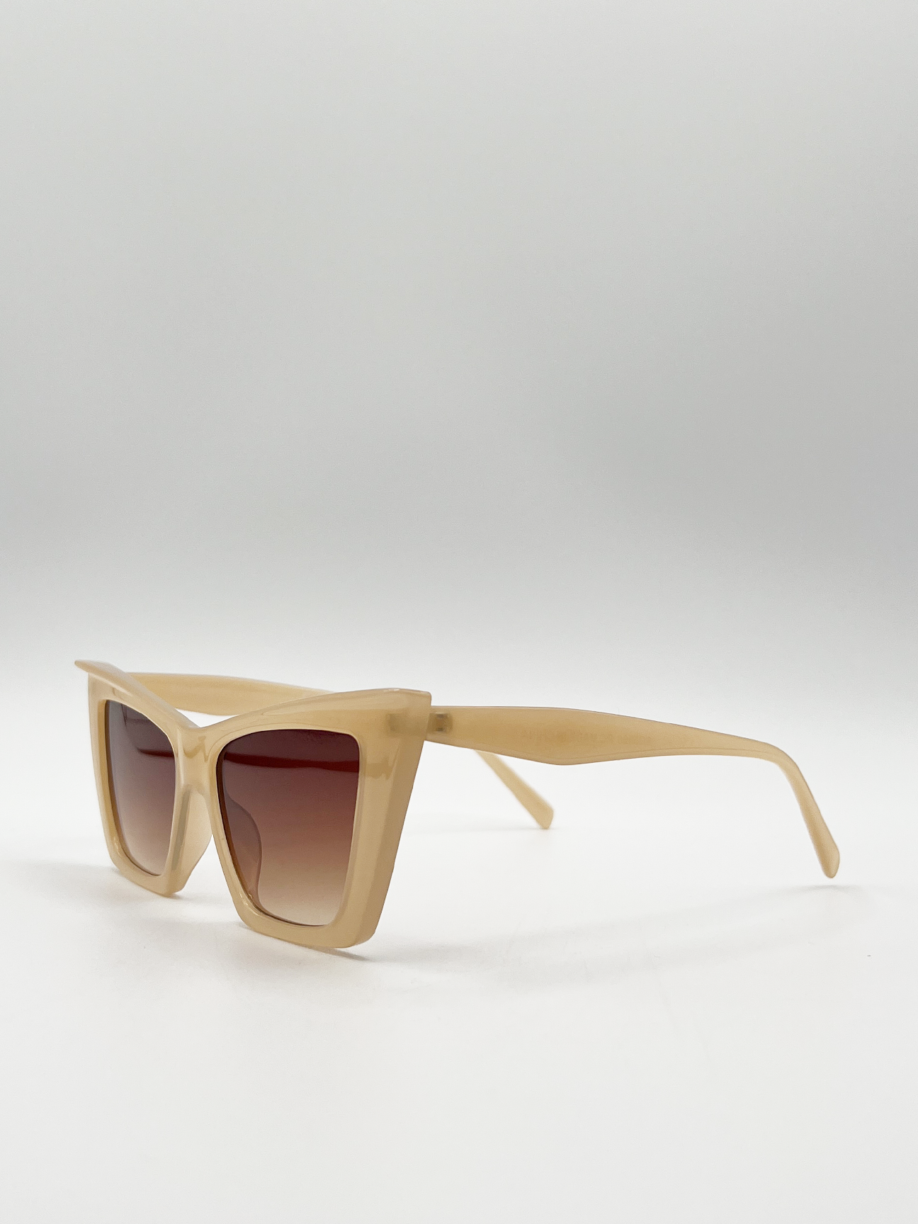 Oversized angular cateye sunglasses in Mocha - svnx