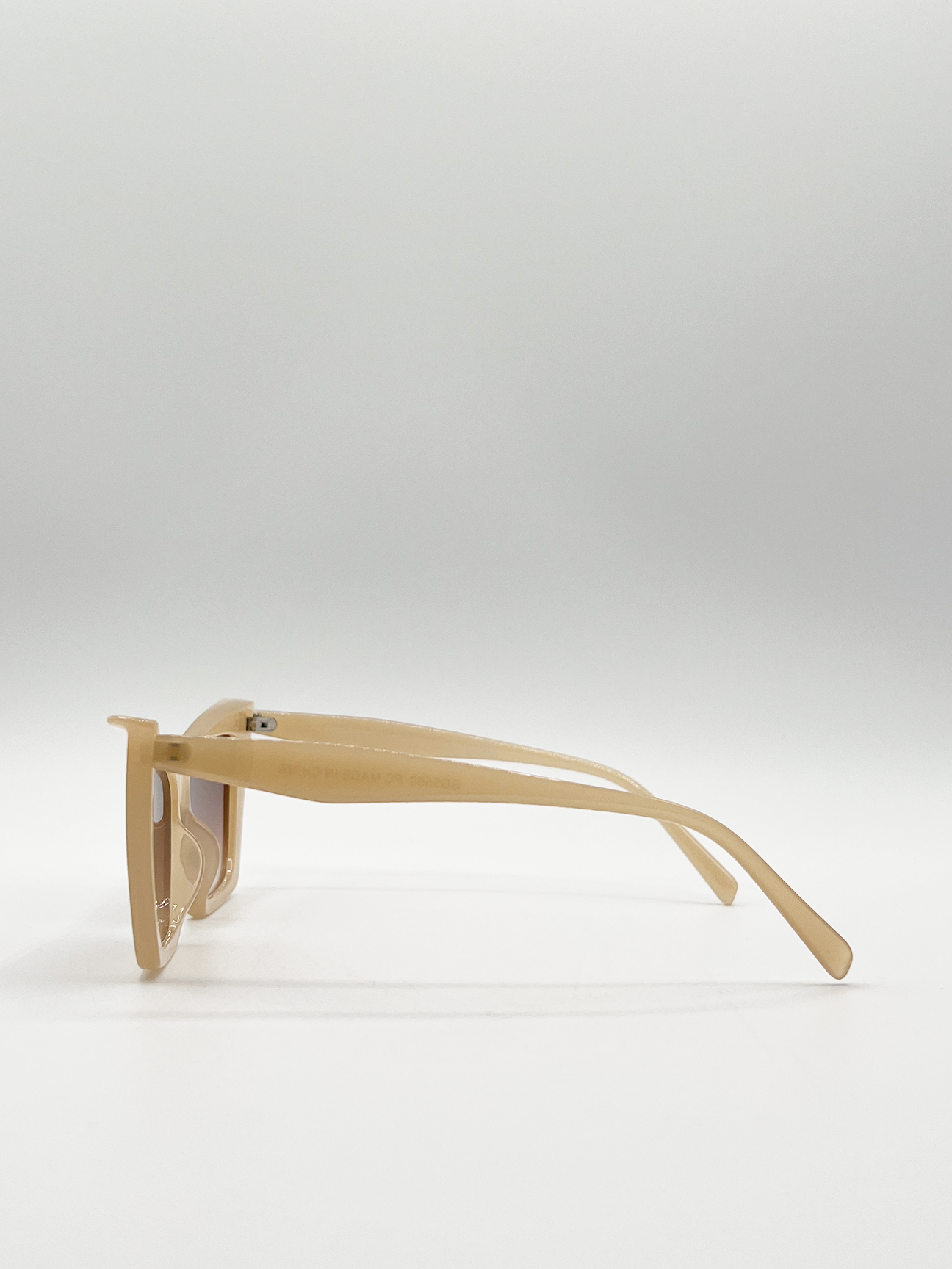 Oversized angular cateye sunglasses in Mocha - svnx