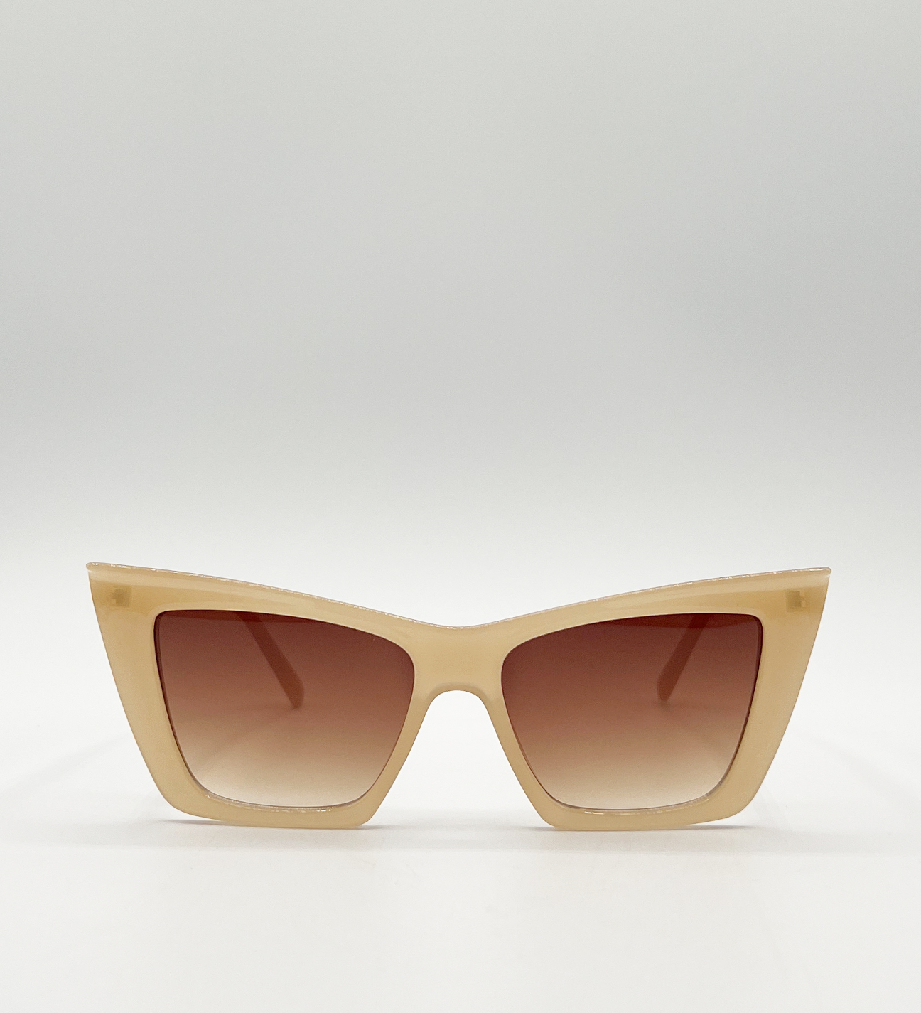 Oversized angular cateye sunglasses in Mocha - svnx