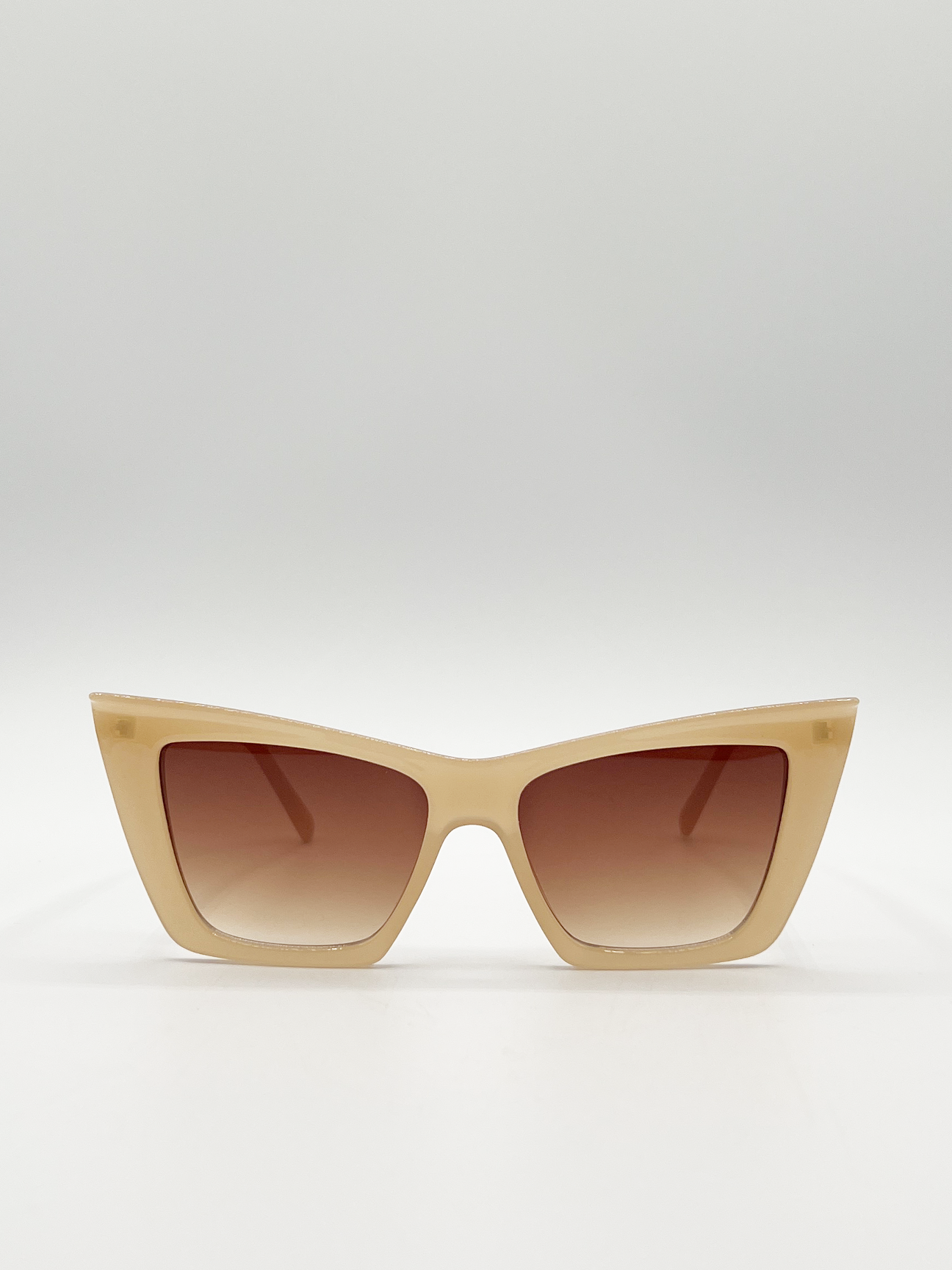 Oversized angular cateye sunglasses in Mocha - svnx