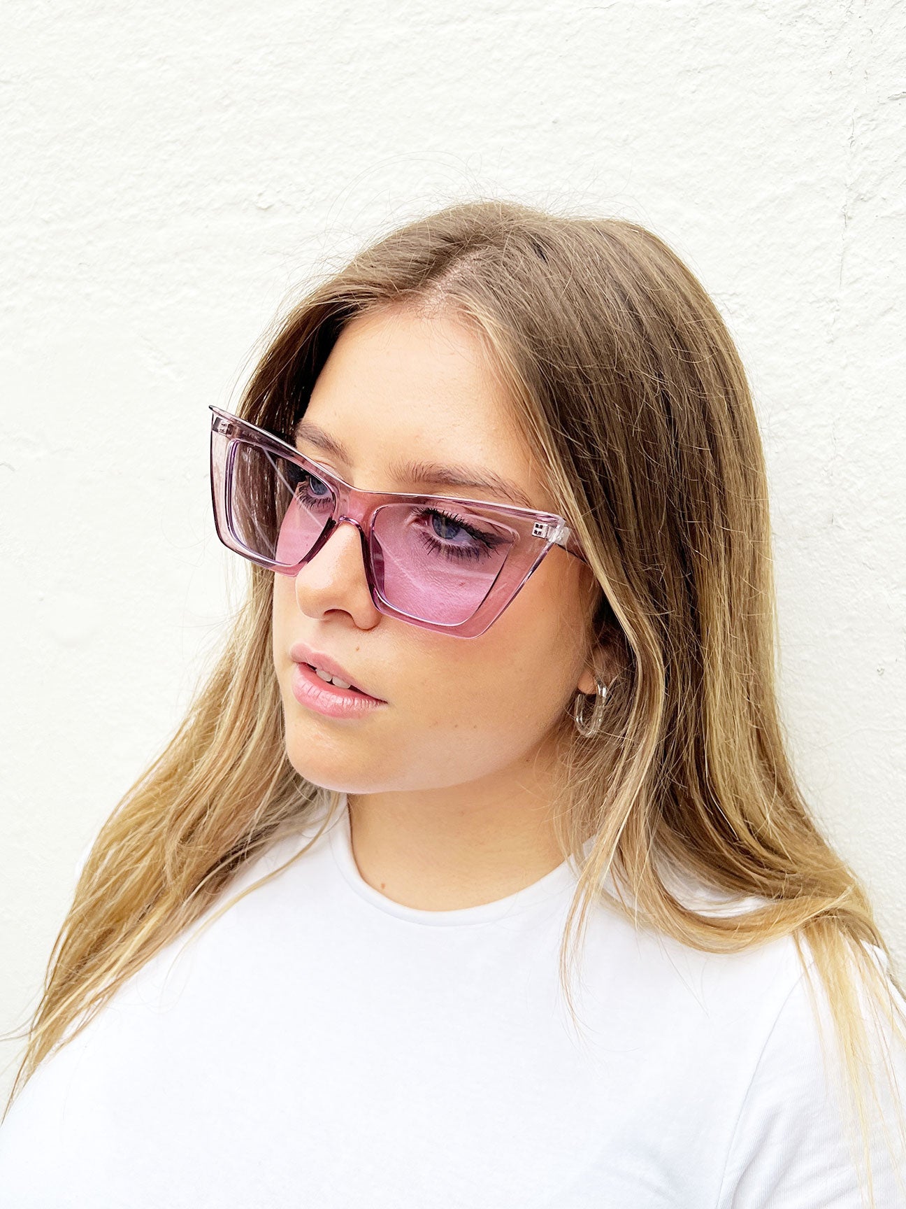 Oversized angular cateye sunglasses in Purple - svnx