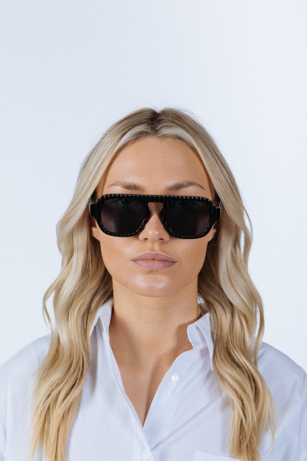 Retro Ribbed Navigator Sunglasses in Black - svnx