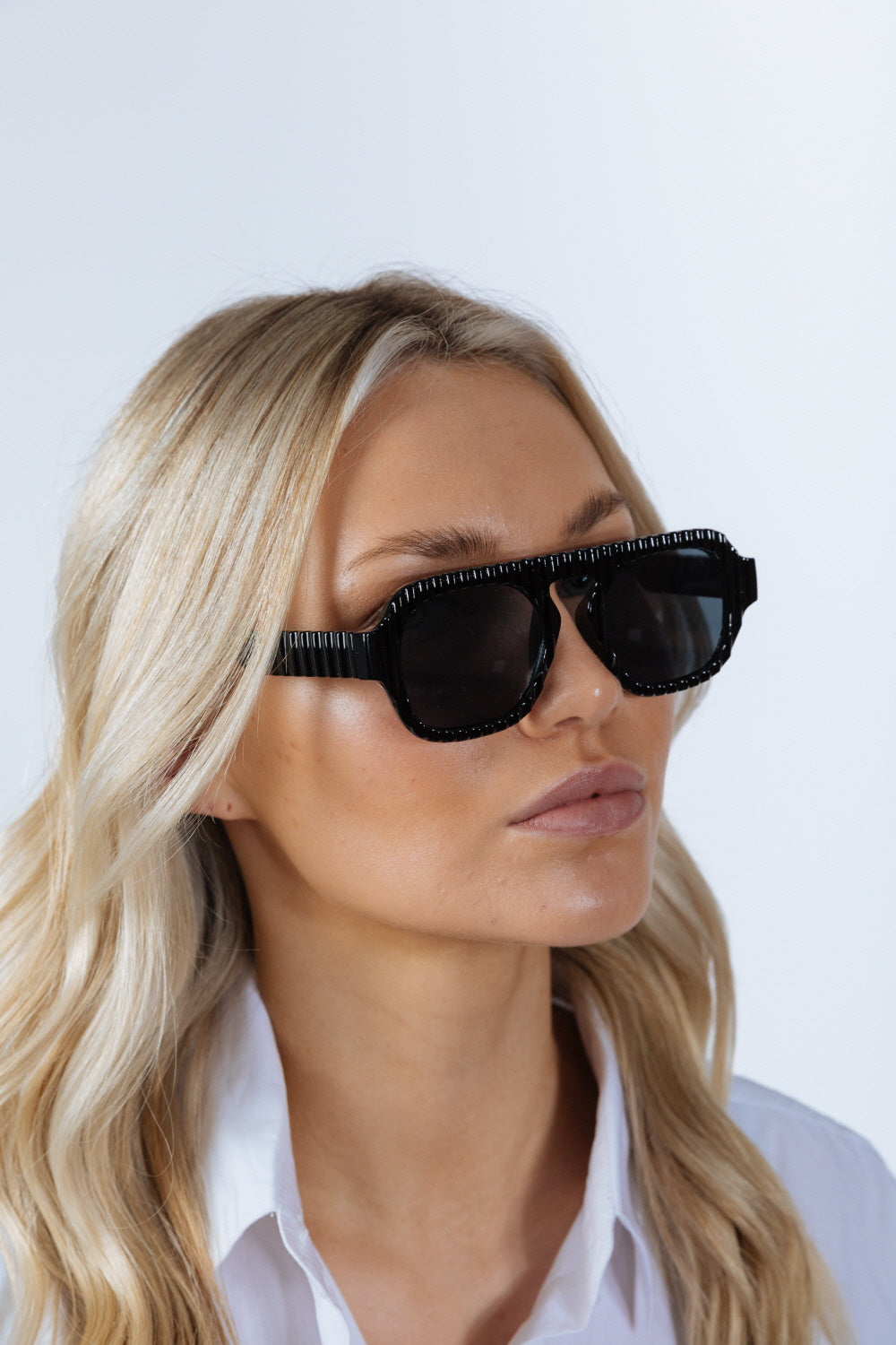 Retro Ribbed Navigator Sunglasses in Black - svnx