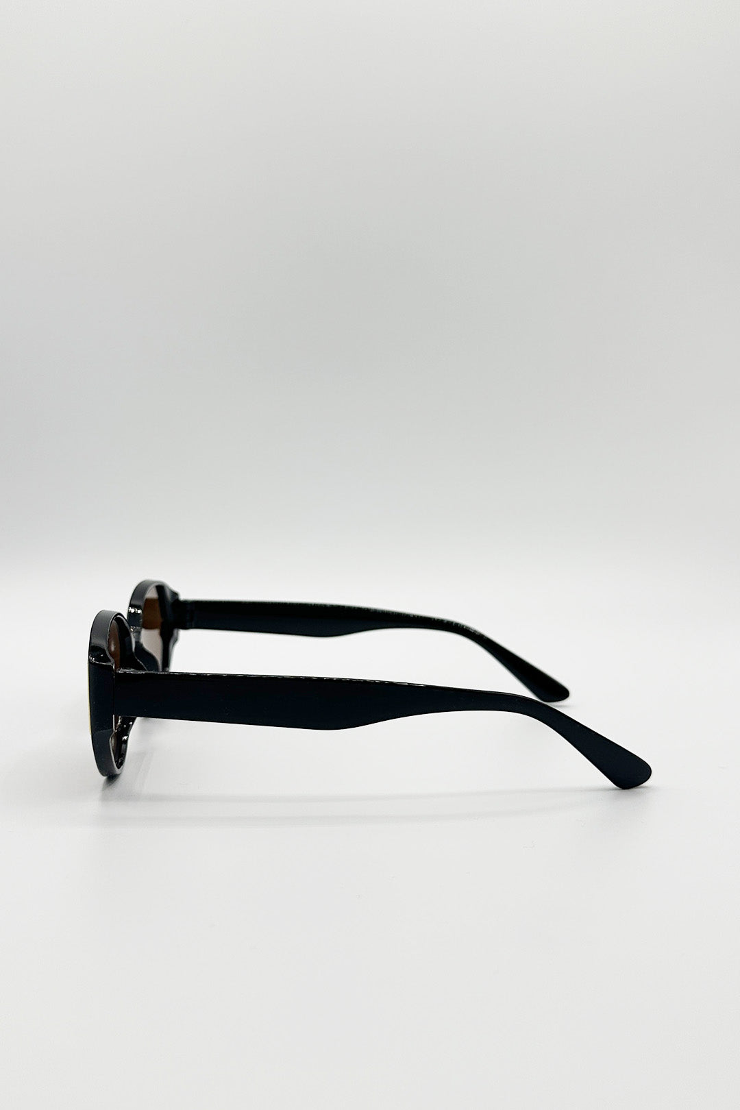 Round Cat Eye Detail Sunglasses In Black - svnx