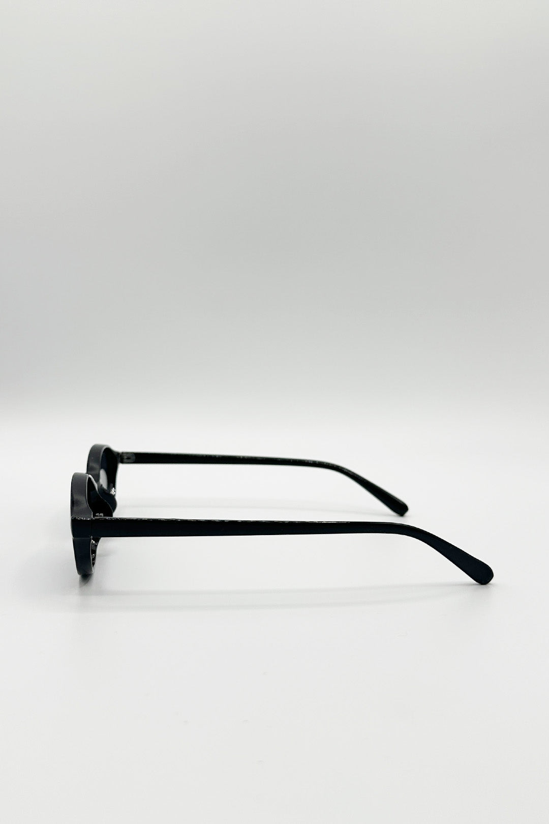 Oval Sunglasses In Black - svnx