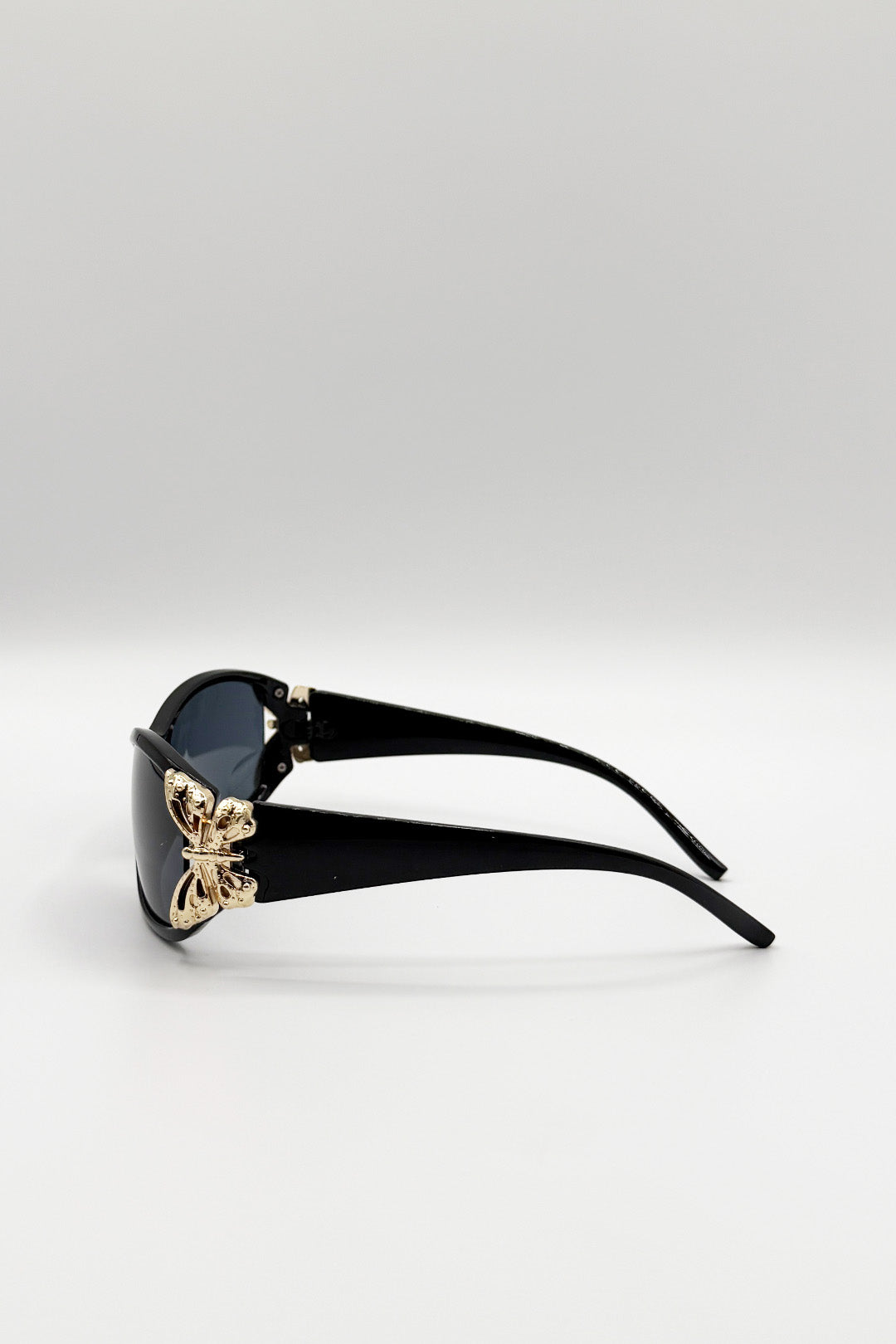 Vintage Wrap Around With Butterfly Detail Sunglasses In Black - svnx