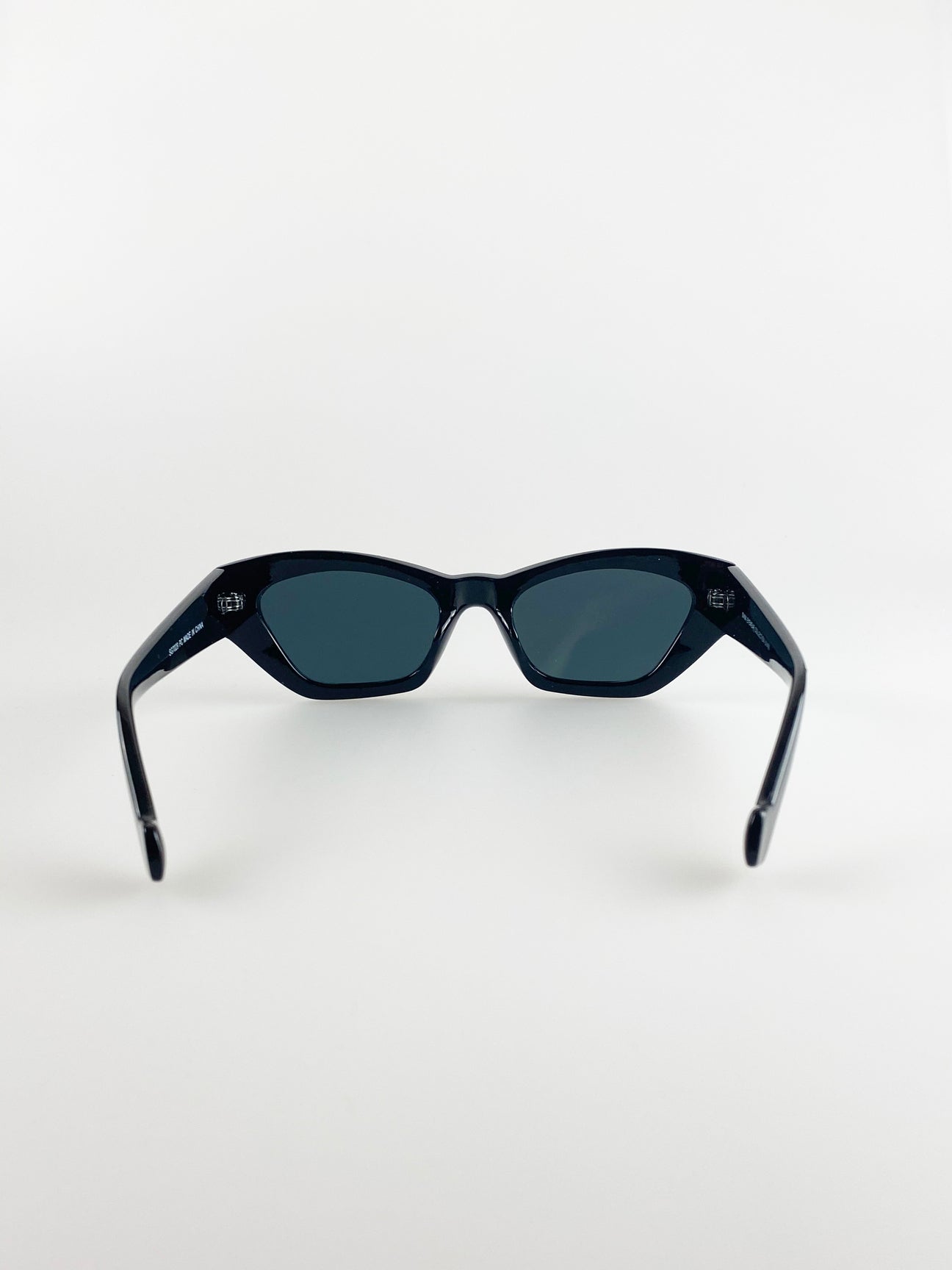 Black Angular Cat-Eye Sunglasses - svnx