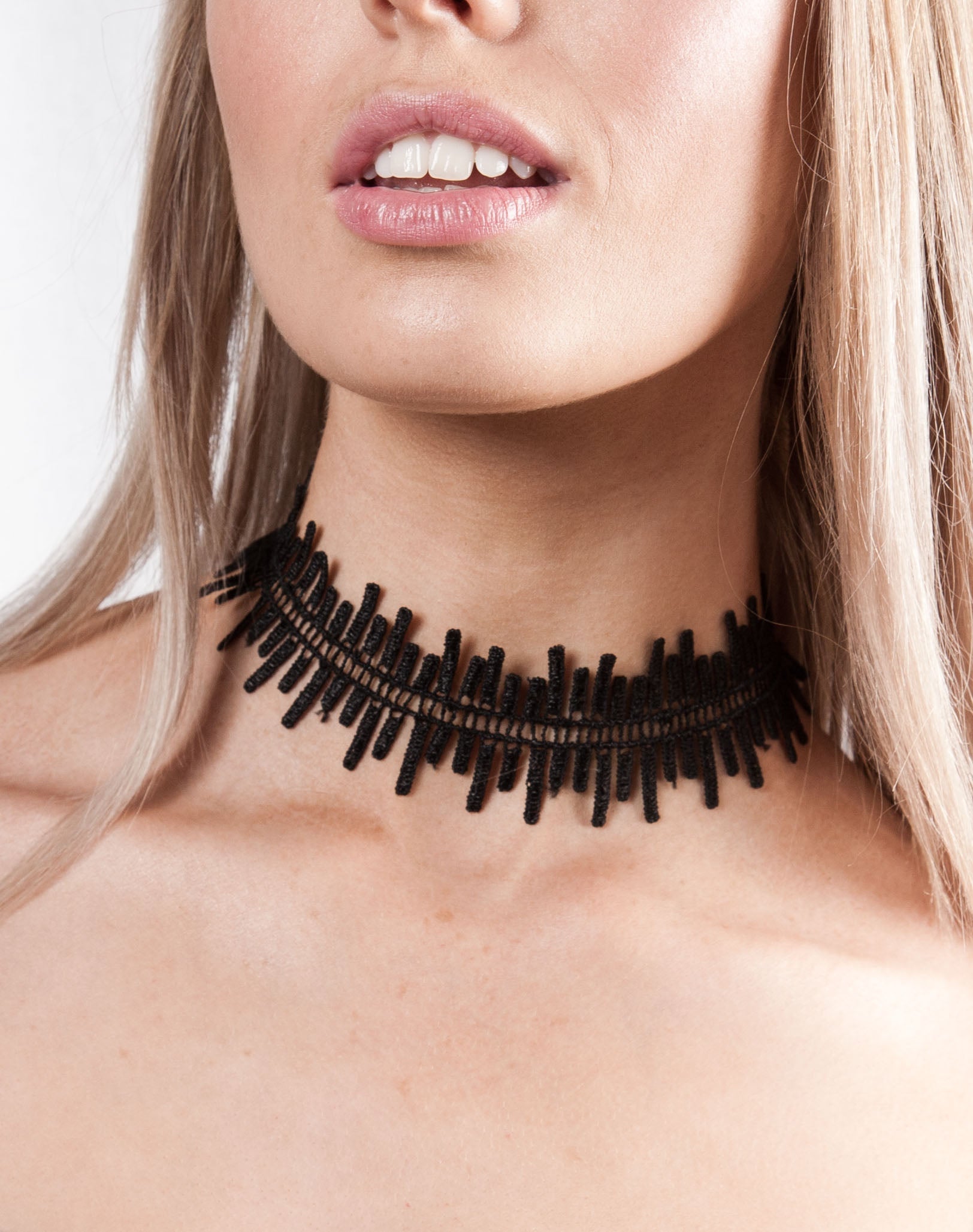 Black Corded Zig Zag Ladder Effect Choker - svnx