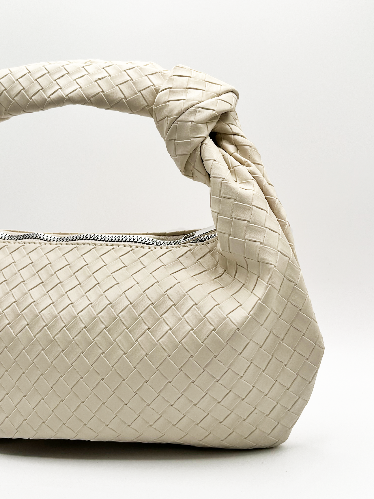 Woven Grab bag with Knotted Strap in unbleached - svnx
