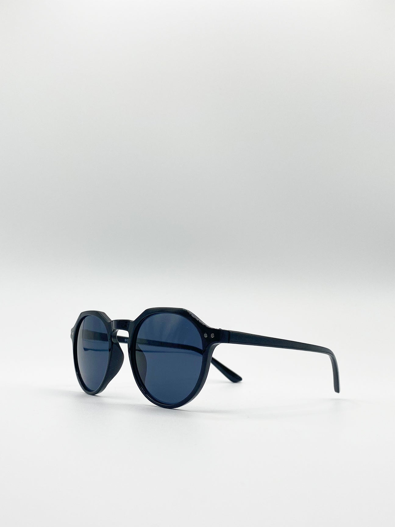 Classic Preppy Sunglasses With Key Hole Nosebridge - svnx