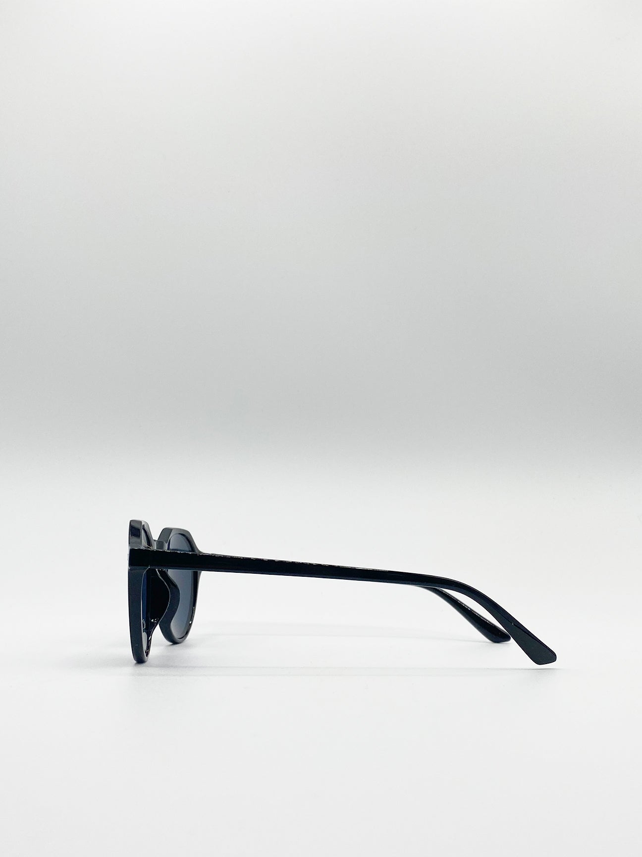 Classic Preppy Sunglasses With Key Hole Nosebridge - svnx