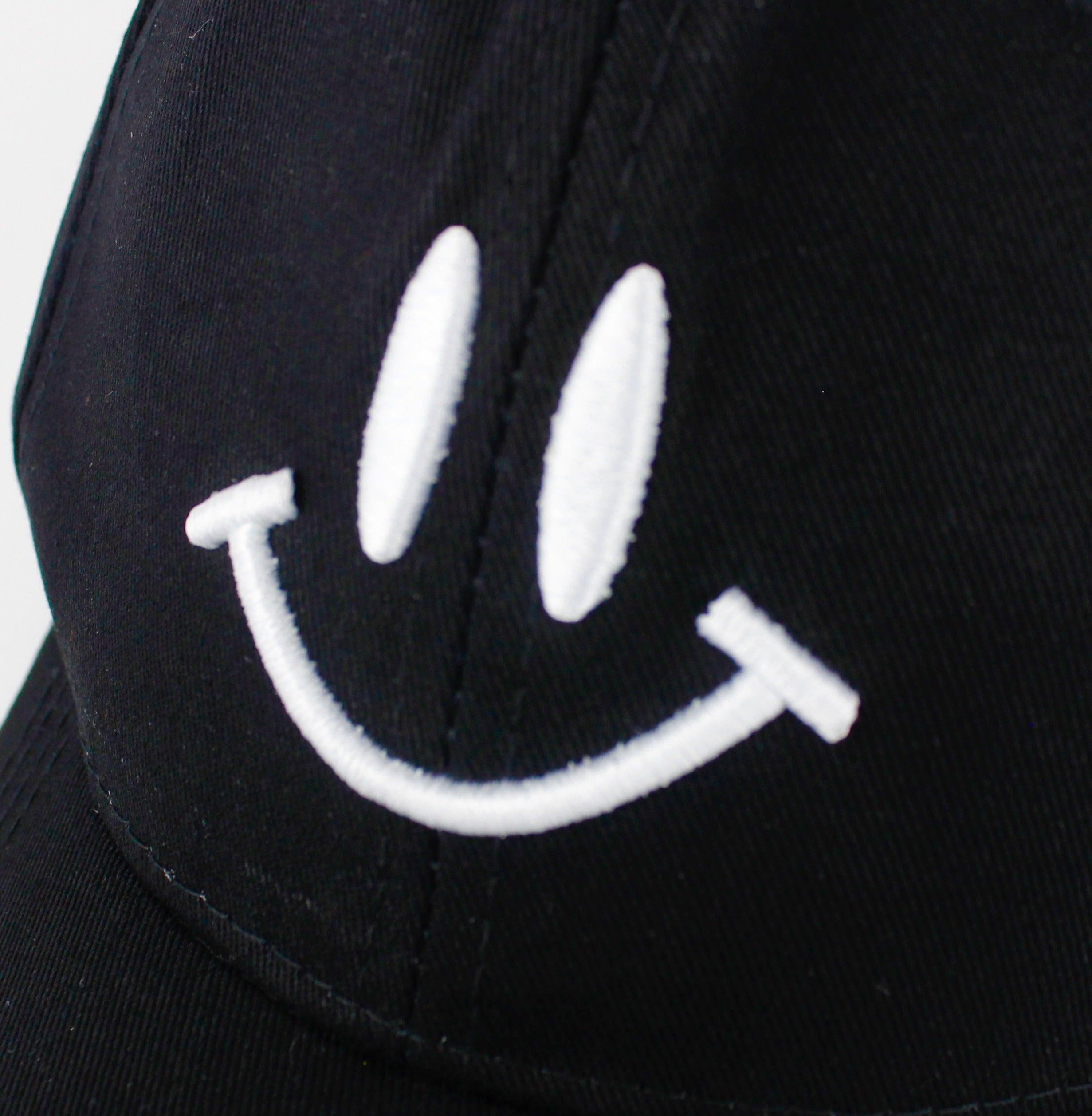 SMILEY EMBROIDERED SNAPBACK - svnx